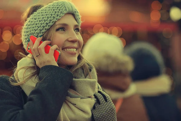 Žena mluví na mobilním telefonu — Stock fotografie