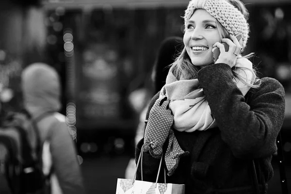 Kadın cep telefonuyla konuşuyor.