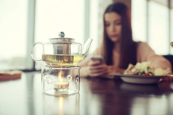 Чай на столе в кафе — стоковое фото