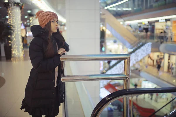 Jeune femme dans le centre commercial — Photo