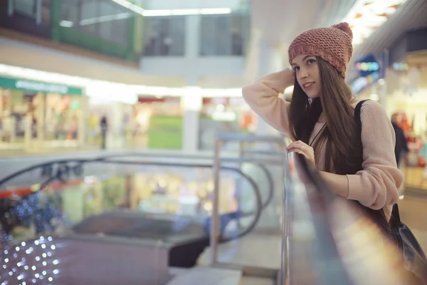 Giovane donna nel centro commerciale — Foto Stock