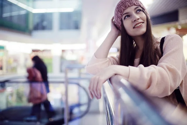 Mujer joven en el centro comercial — Foto de Stock