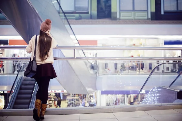 Mladá žena v nákupním centru — Stock fotografie