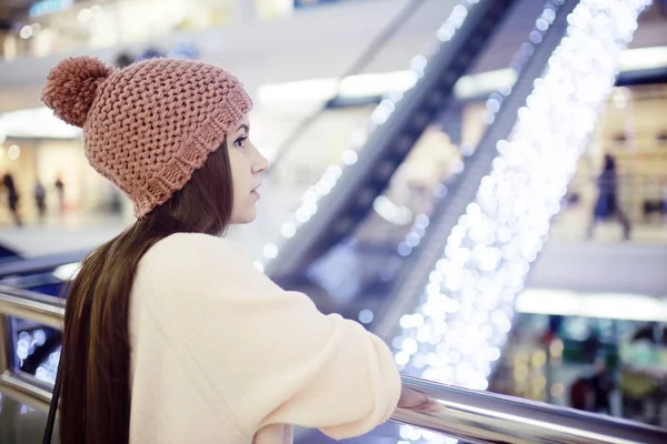 Jovem no centro comercial — Fotografia de Stock