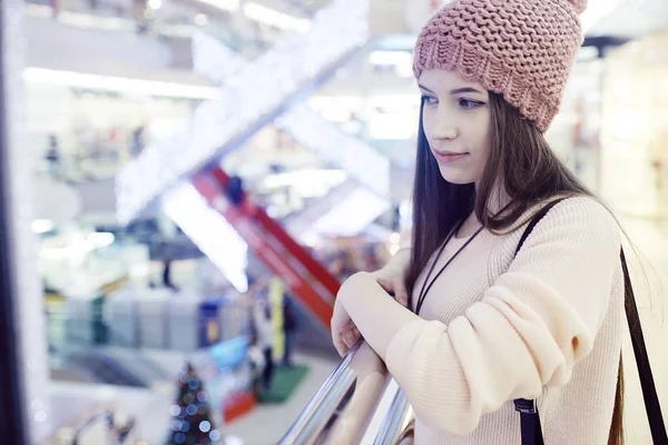 Jovem no centro comercial — Fotografia de Stock