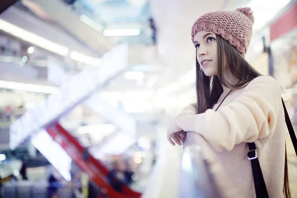 Mujer joven en el centro comercial — Foto de Stock