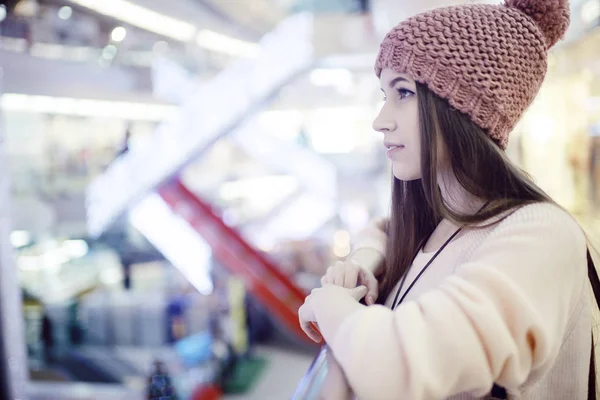 쇼핑 센터에 있는 젊은 여자 — 스톡 사진