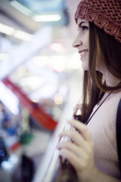 Alışveriş merkezinde genç kadın — Stok fotoğraf