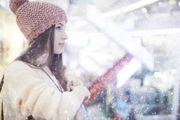 Jeune femme dans le centre commercial — Photo