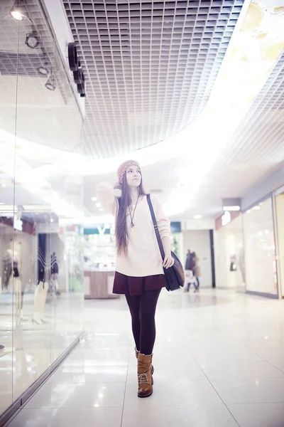 Alışveriş merkezinde genç kadın — Stok fotoğraf