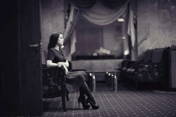 Young woman in hotel interior — Stock Photo, Image