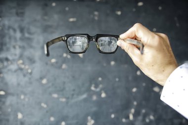 Gözlük görme konsepti, elinde bardak tutan bir adam..