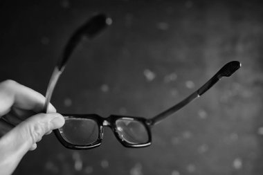 Gözlük görme konsepti, elinde bardak tutan bir adam..