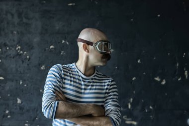 Klasik tarz, büyük bıyıklı bir adamın portresi, sıra dışı bir beyefendi.