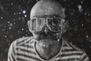 Buharlı punk hipster portresi, bıyıklı adam poz veriyor, yüz, bıyık