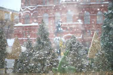 Süslü Noel ağacı, güzel arka plan, hediyeler ve balolar, tatil