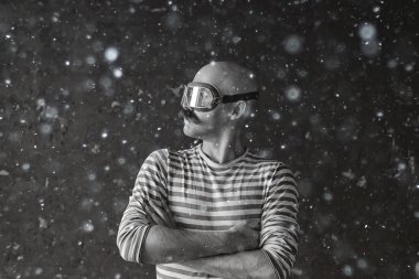 Buharlı punk hipster portresi, bıyıklı adam poz veriyor, yüz, bıyık