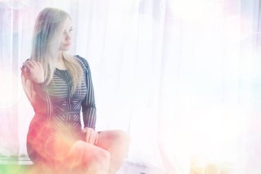 Evin içindeki seksi sarışın kız, güzel yetişkin model.