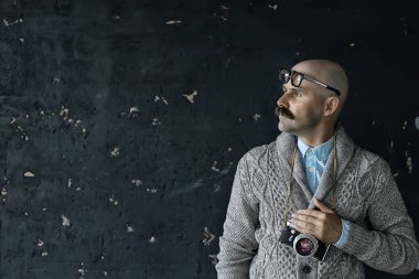 Bıyıklı seksi maço, ucube, hippi portresi.