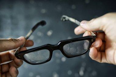 Gözlük görme konsepti, elinde bardak tutan bir adam..