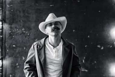 Vahşi Batı 'nın stilize edilmiş klasik portresi, bıyıklı tehlikeli suçlu, yüzünde bıyıklı.