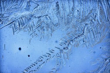 Mavi buzlu cam arka plan, buzun yüzeyinin soyut dokusu, donmuş mevsimlik su.
