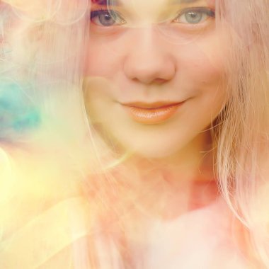 Sarışın tabiat portresi, sonbahar, uzun saçlı güzel yetişkin kız.