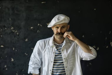 Bıyıklı vahşi bir aşçı, yelekli sıra dışı bir aşçı, klasik tarzda.