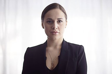 İş kadını arka plan stüdyosu. Resmi takım elbiseli profesyonel bir kadın kiralamak.