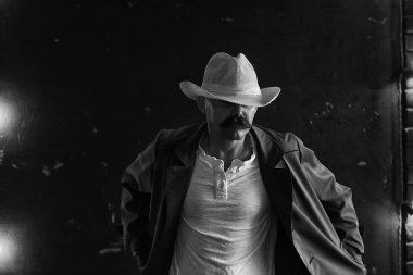 Vahşi Batı 'nın stilize edilmiş klasik portresi, bıyıklı tehlikeli suçlu, yüzünde bıyıklı.