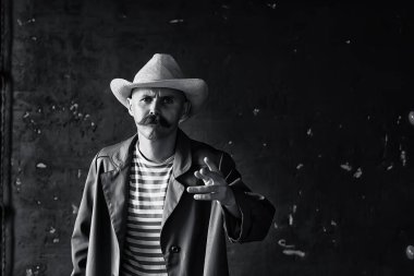 Vahşi Batı 'nın stilize edilmiş klasik portresi, bıyıklı tehlikeli suçlu, yüzünde bıyıklı.