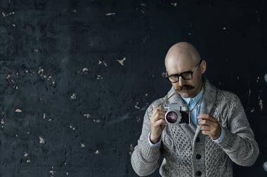 Klasik analog kameralı bir fotoğrafçı, bıyıklı bir adam, komik resim öğrenen bir fotoğrafçı.