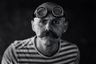 Buharlı punk hipster portresi, bıyıklı adam poz veriyor, yüz, bıyık