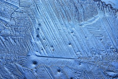 Mavi buzlu cam arka plan, buzun yüzeyinin soyut dokusu, donmuş mevsimlik su.