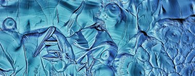 Mavi buzlu cam arka plan, buzun yüzeyinin soyut dokusu, donmuş mevsimlik su.