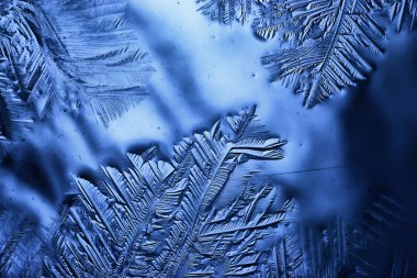 Mavi buzlu cam arka plan, buzun yüzeyinin soyut dokusu, donmuş mevsimlik su.