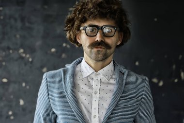 hippi öğretmen bıyığı, kristal modern genç öğretmen, bıyıklı vahşi adam konsepti.