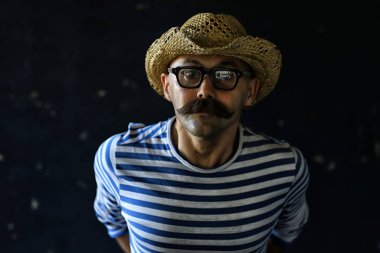 Klasik hipster bıyığı, uzun bıyıklı bir adamın portresi, alışılmadık bir görünüş.