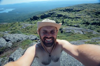 İnsanlar tatil dağlarında gezer yaz yürüyüşü yapar, dinlenir.