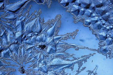 Mavi buzlu cam arka plan, buzun yüzeyinin soyut dokusu, donmuş mevsimlik su.