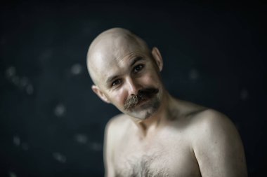 Kel bıyıklı genç bir beyefendinin alışılmadık portresi, tuhaf bir beyefendi, psikoloji konsepti.