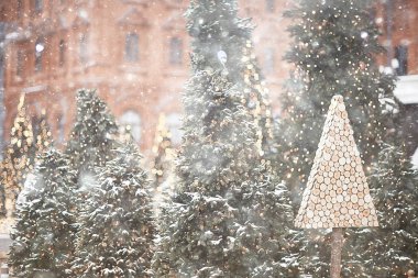 Bulanık arkaplan, dışarıda xmas ağacı, dekore edilmiş kar arkaplanı, yeni yıl