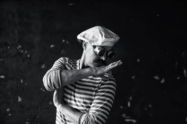 Buharlı punk hipster portresi, bıyıklı adam poz veriyor, yüz, bıyık