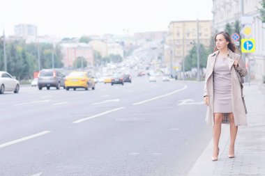 İş kadını yol, araba, trafik, şehir tarzı, şehirde seyahat, kadın ve araba