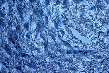 Mavi buzlu cam arka plan, buzun yüzeyinin soyut dokusu, donmuş mevsimlik su.