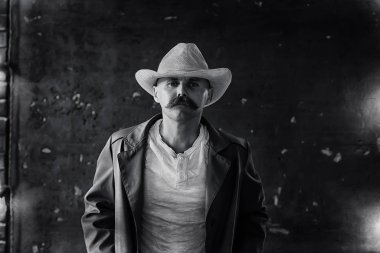 Vahşi Batı 'nın stilize edilmiş klasik portresi, bıyıklı tehlikeli suçlu, yüzünde bıyıklı.