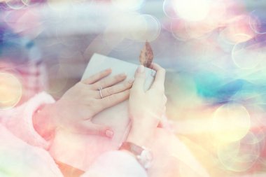 Örgü kazaklı kız parkta verandada kitap okuyor. Mevsimlik romantizm konsepti.