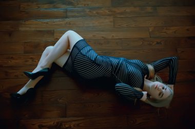 Evin içindeki seksi sarışın kız, güzel yetişkin model.