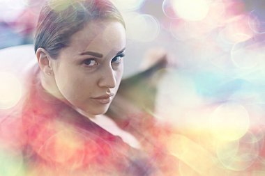 İş kadını arka plan stüdyosu. Resmi takım elbiseli profesyonel bir kadın kiralamak.