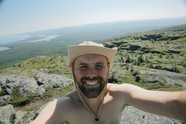 İnsanlar tatil dağlarında gezer yaz yürüyüşü yapar, dinlenir.